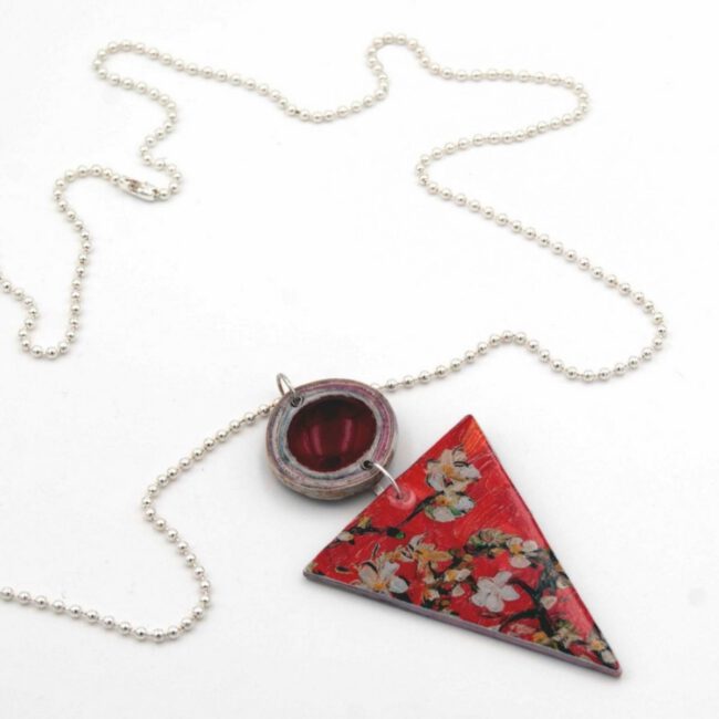 Collar Almendro Rojo Triangulo - Imagen 3