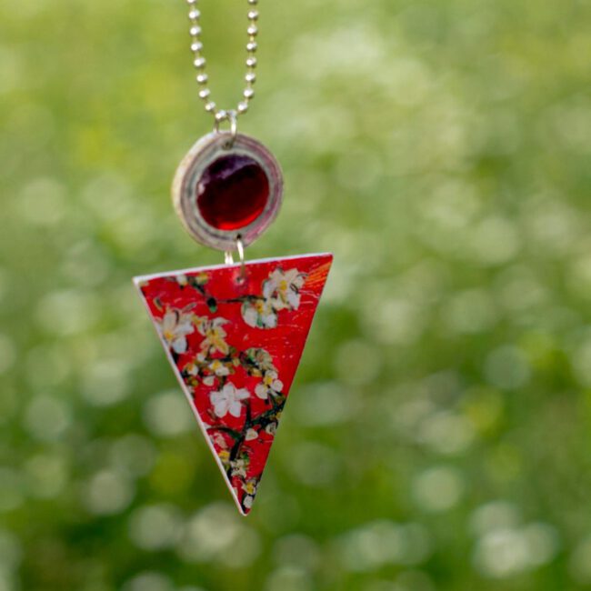 Collar Almendro Rojo Triangulo - Imagen 4