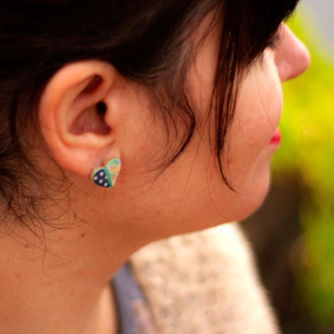 Pendientes de Corazón Lunares Blancos y Flores - Imagen 3