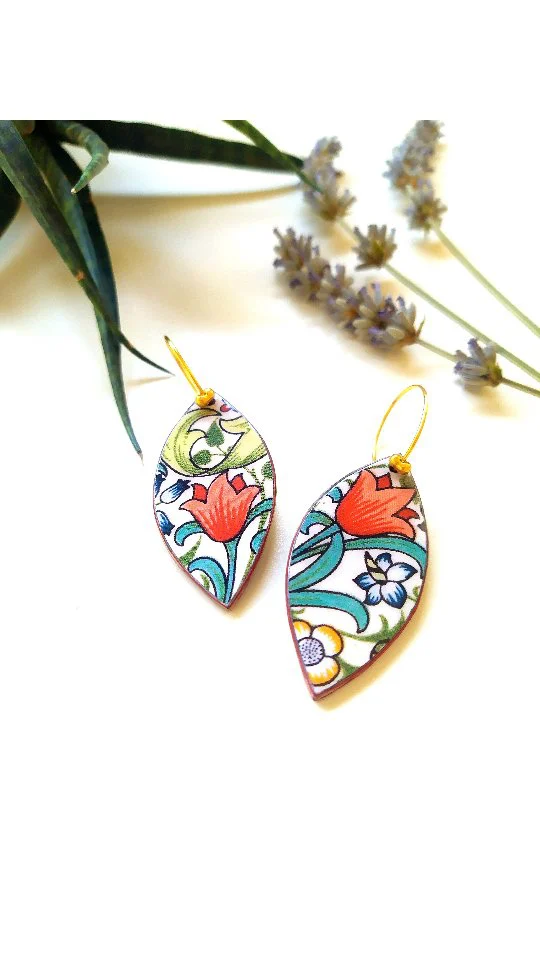 CLAVELES 

Y mayo para llevarlos con toda su alegría y color 💙

#azuañil #joyasartesanales #joyashechasamano #joyassostenibles #altabisuteria #pendientesalegres #pendirnteshechosamano #pendientesoriginales #arteyreciclaje #artesaniaonline #joyasdeprimavera