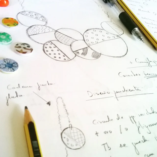 Dando forma a las ideas 💙

Así  comienzan todas nuestras joyas, de la imagen que vemos en nuestra mente, al boceto del diseño dibujado sobre papel y de aquí  a la materialización  y a las primeras pruebas de la joya final. 

Todo este  proceso creativo siempre me ha parecido y me sigue pareciendo muy  mágico, por eso creo que es una de las partes de nuestro trabajo que más  me gusta 🥰 

Y a ti, ¿qué  te parece como nacen nuestras joyas? 

#azulañil #joyassostenibles #joyasartesanales #joyasdediseño #joyeriacreativa #joyeriadeautora #altabisuteria #procesoscreativos #diseñoartesanal
