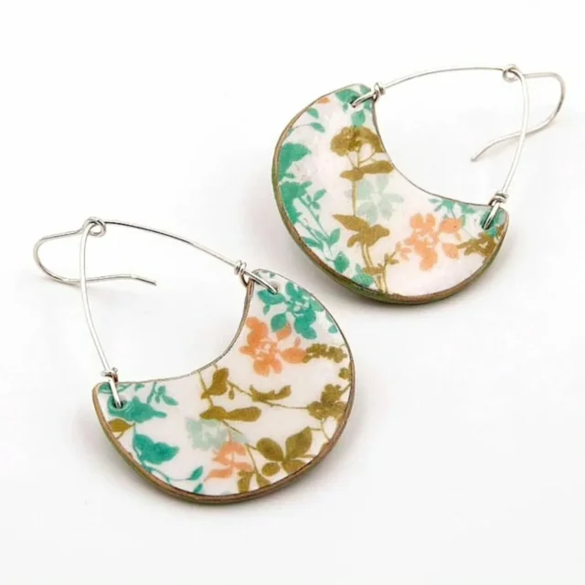 Joyas alegres, cómodas  y muy ligeras para acompañarte este verano.

¿Con cuál  te quedas?

#azuañil #joyasartesanales #joyassostenibles #joyeriaecologica #joyashechasamano #pendientesalegres #pendientescomodos #pendientesligeros #pendientesartesanales #collaresoriginales #collaresartesanales #modasostenible #slowlife #ecofriendly #regalosoriginales