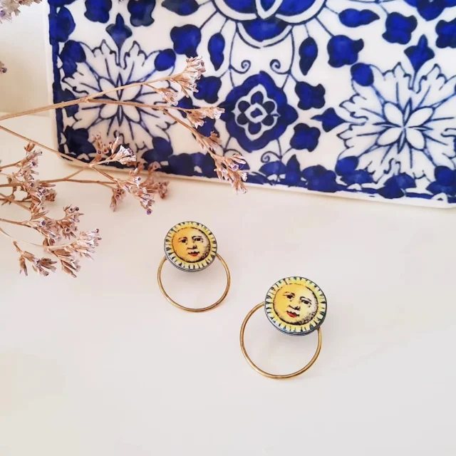 Días de sol y alegría... y mucho mejor acompañada de pendientes bonitos ¿no? 😉 

Y ademas sostenibles ♻️ y hechos a mano 🎨 
Como todas nuestras joyas.

💙

#azulañil #joyasecologicas #joyasartesanalesdediseño #joyashechasamano #pendientesalegres #pendientespequeños #pendientesdediseño #regalosoriginales #regalosartesanales #verano