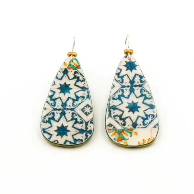 Días azules... 💙
paredes encaladas,
tardes de luz y sal. 

 Joyas que se sienten 

#joyasartesanales #slowlife #ecodiseño #azulañil  #joyasquesesienten #pendientesunicos #pendienteshechosamano #diseñoandaluz  #diasazules #diasdeverano🌞 #regalosconalma